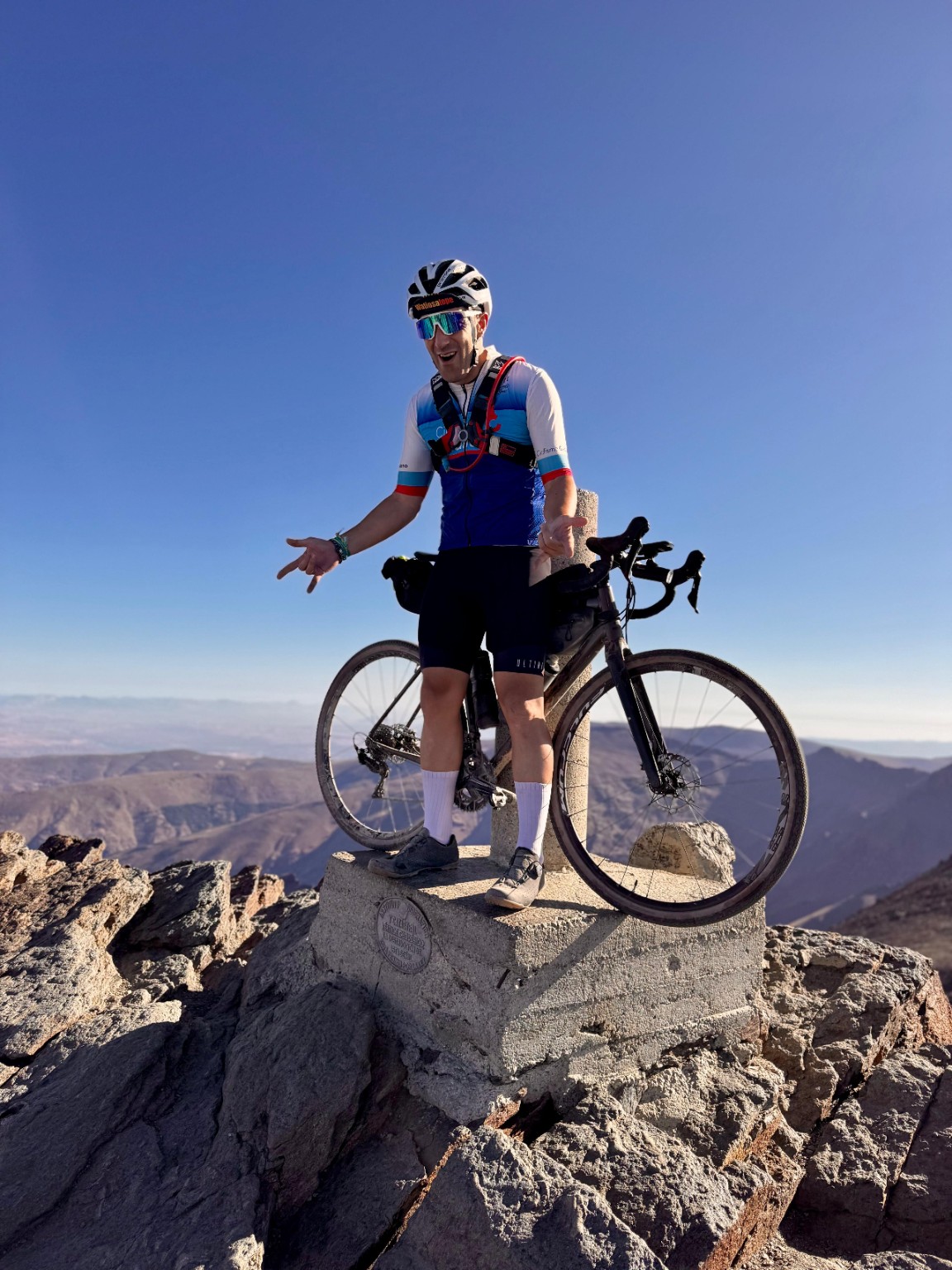 Juan en la cima del Veleta con su bicicleta