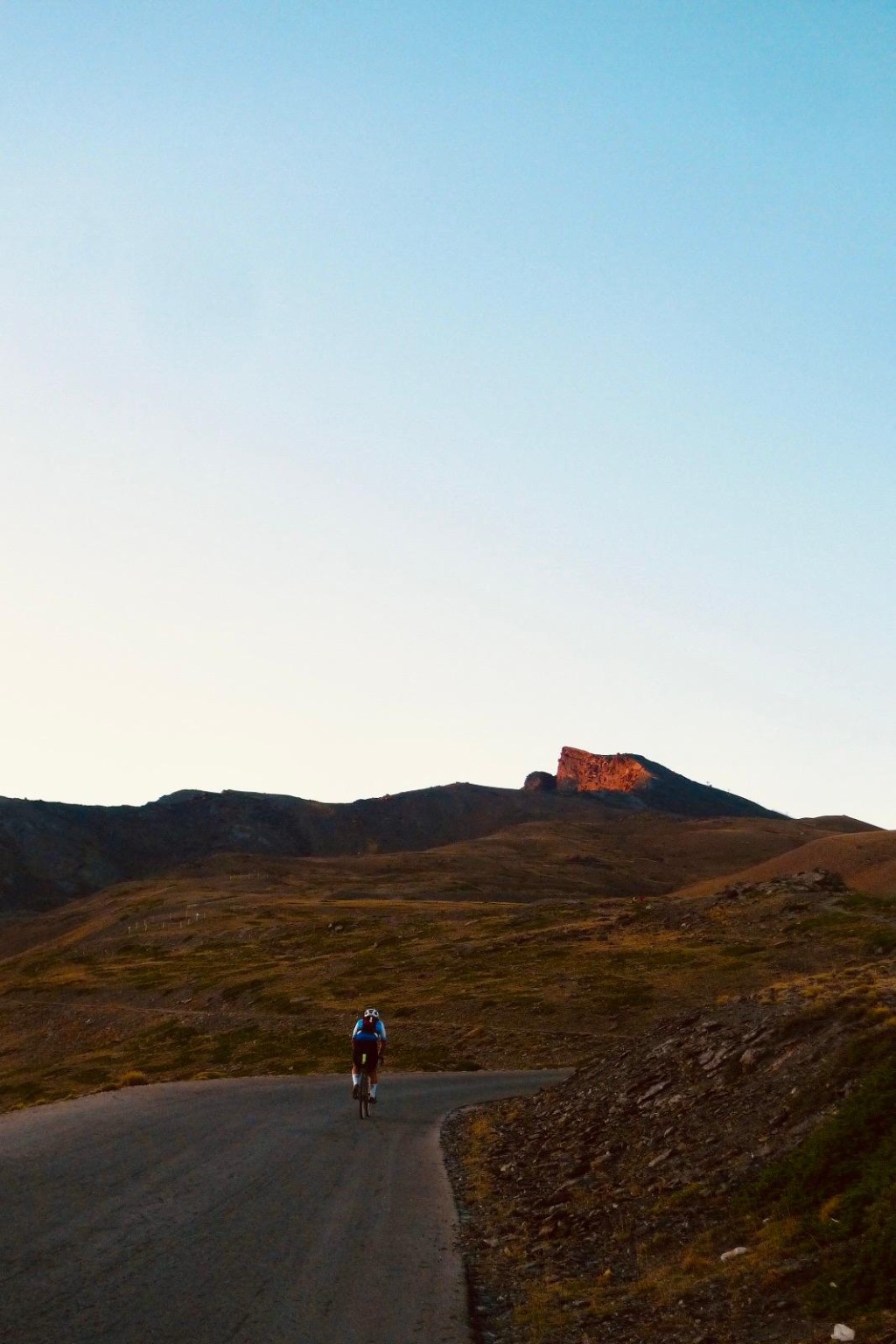 Juan subiendo al Veleta en bicicleta